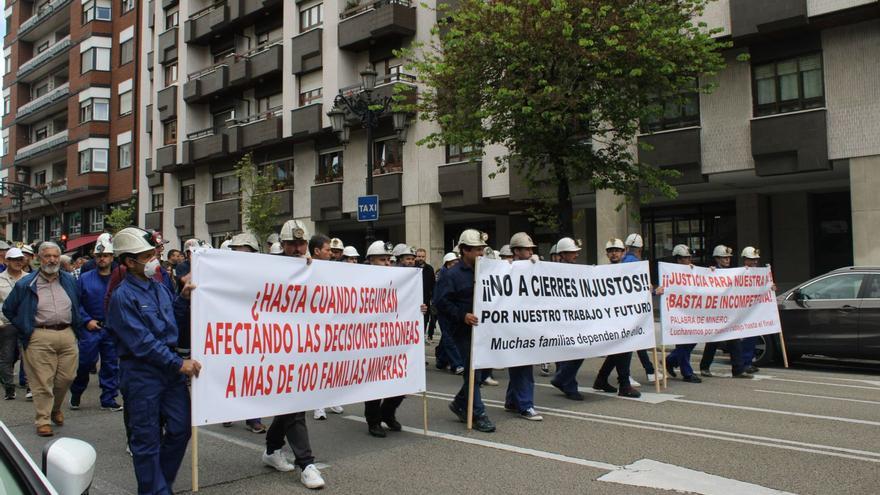 Los trabajadores, durante su manifestación por las calles de Oviedo contra el cierre de la mina, el pasado 22 de mayo. | JER OSPINA