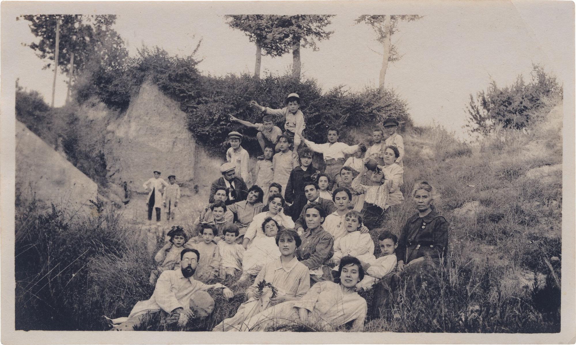 Retrat d’un grup de l’Ateneu Igualadí de la Classe Obrera d’excursió a la Llacuna, a la dècada del 1920
