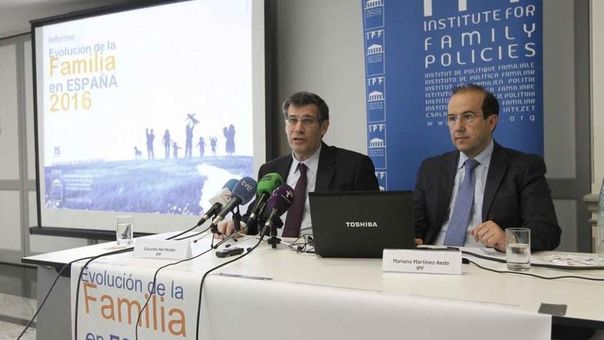 Eduardo Hertfelder y Mariano Martínez-Aedo, del Instituto de política familiar, en la presentación del informe. F. Ical