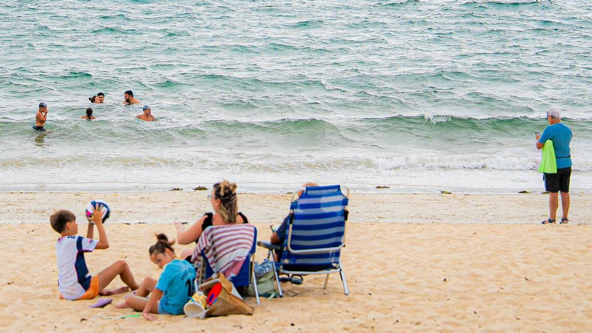 Una familia, disfrutando de un día de playa.