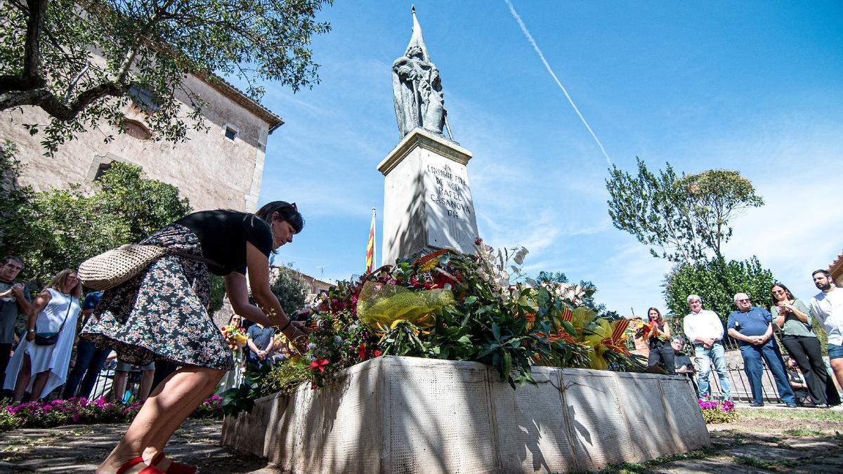Ofrena floral al monument de Rafael Casanova a la plaça de l&#039;Hospital de Moià