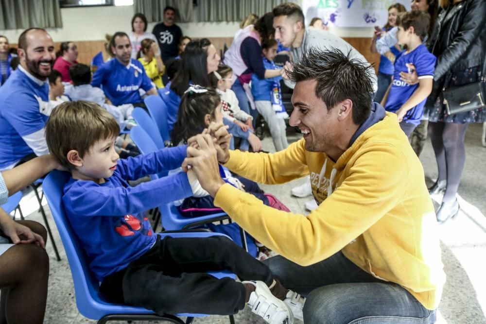 Los jugadores del Real Oviedo Valera y Vila visitan el colegio de educación especial de Latores