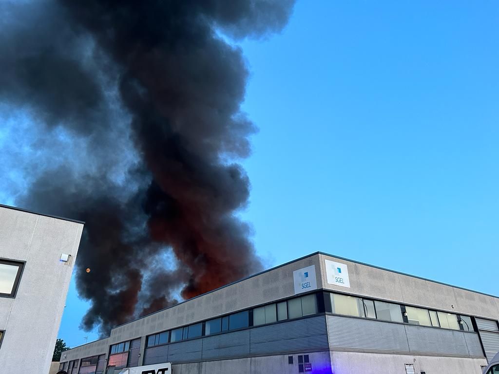 Un incendi destrossa una fàbrica de bicicletes i patinets a Vilablareix