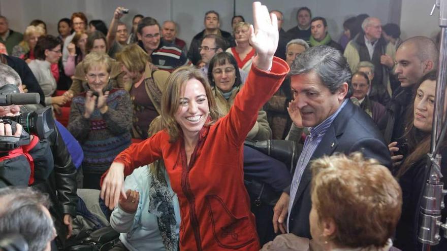 Carme Chacón, en la Casa del Pueblo de Gijón, durante su campaña a la secretaría general del PSOE, en 2012, junto a Javier Fernández, que la presentó en aquel acto.