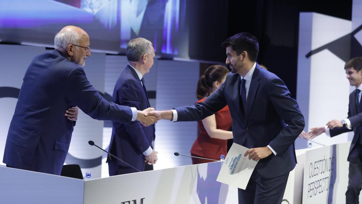 Juan Roig, saluda a uno de los graduados del acto de EDEM.