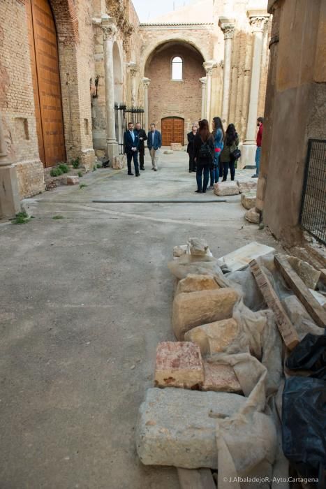 José López, alcalde de Cartagena, visita la Catedral Vieja