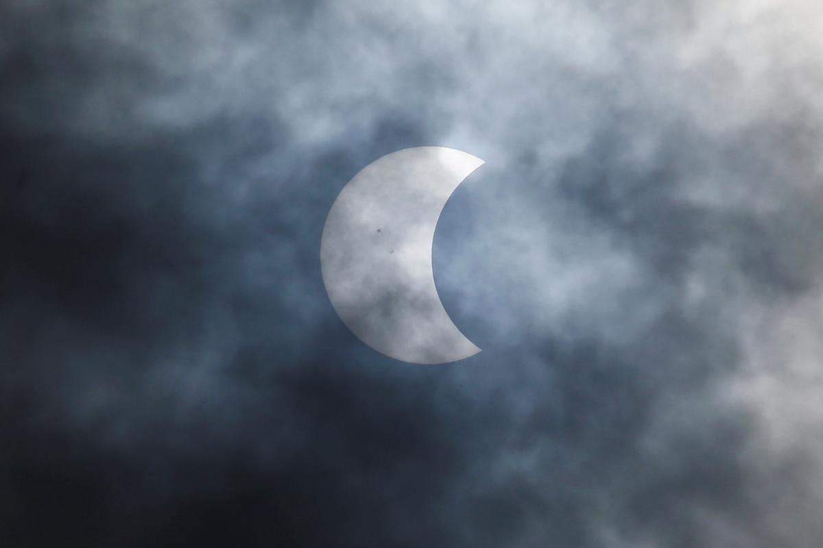 El eclipse híbrido visto desde el Planetario de Jakarta, en Indonesia.