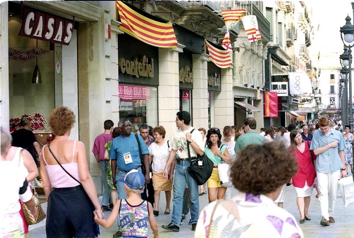 Ambiente ciudadano en el Portal de lÀngel de Barcelona, el 5 de agosto de 1992, durante los Juegos Olímpicos