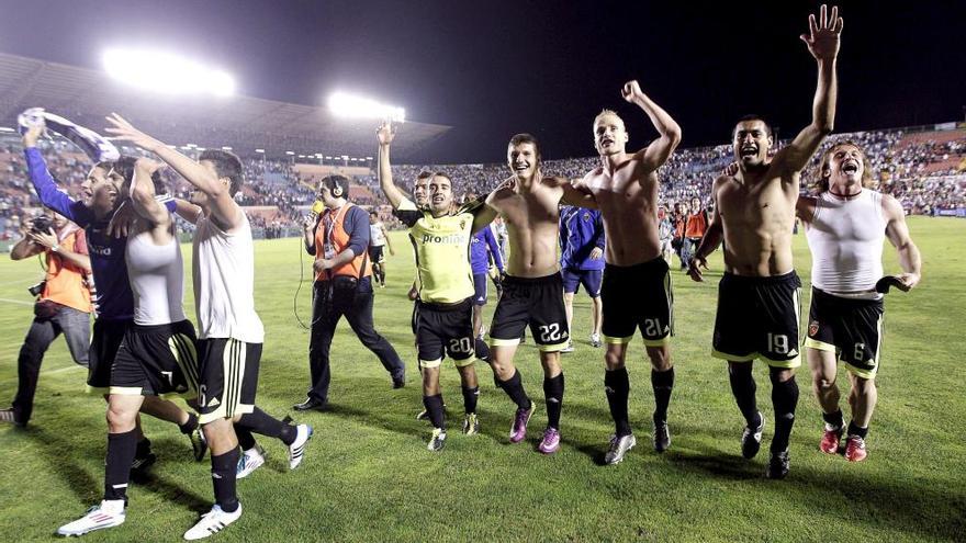 Los jugadores del Zaragoza celebran el triunfo en Orriols en 2011