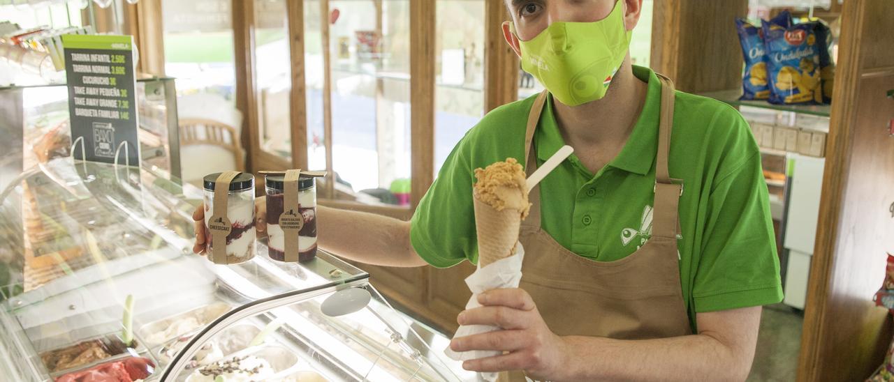 Antonio Sanmartín muestra algunos de sus helados