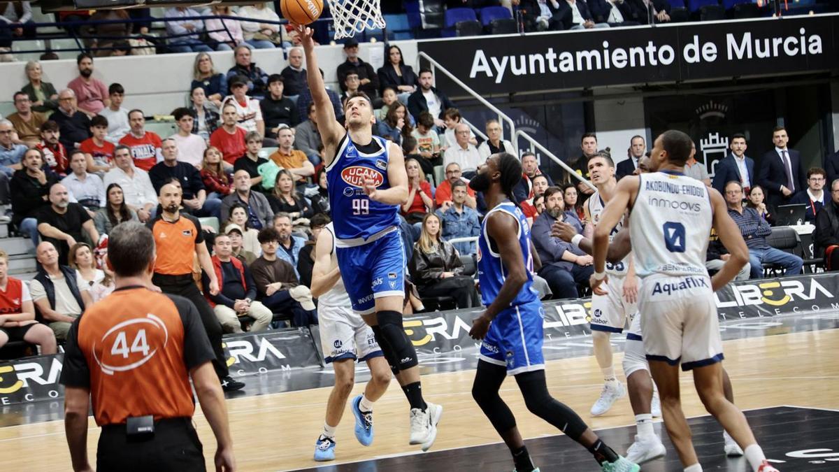 Toni Nakic entra a canasta en el partido UCAM Murcia-Baxi Manresa del pasado sábado.