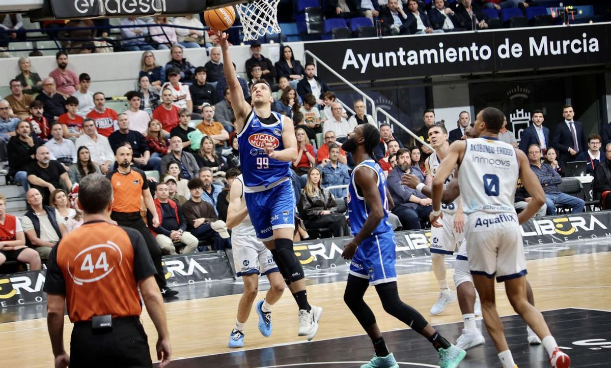 Toni Nakic entra a canasta en el partido UCAM Murcia-Baxi Manresa del pasado sábado. | JUAN CARLOS CAVAL