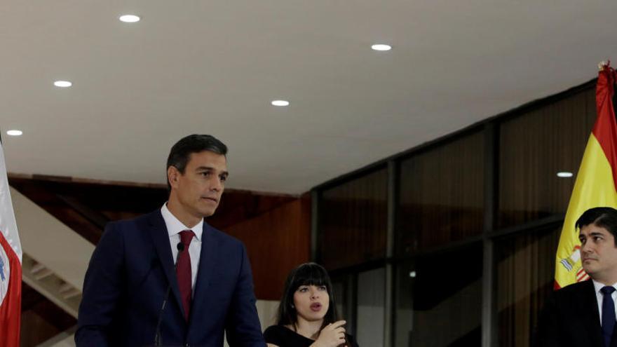 Pedro Sánchez y Carlos Alvarado.