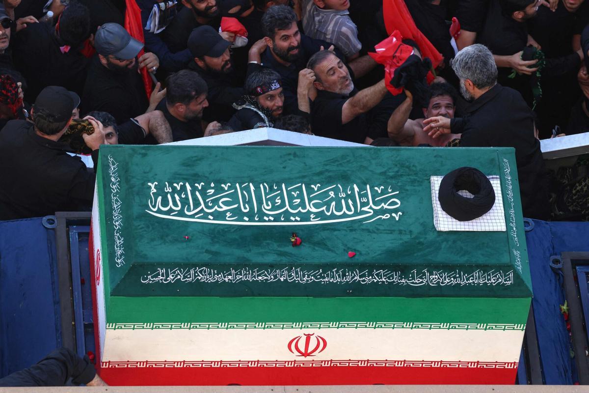 Multitudes de dolientes rodean el convoy que lleva los ataúdes del líder supremo asesinado de Irán, Ali Khamenei, y miembros de su familia durante una procesión fúnebre, antes de ser enterrado en el Santuario del Imam Reza, el lugar de culto más venerado de Irán, en Mashhad el 9 de julio de 2026. Multitudes de dolientes rodean el convoy que lleva los ataúdes del líder supremo asesinado de Irán, Ali Khamenei, y miembros de su familia durante una procesión fúnebre, antes de ser enterrado en el Santuario del Imam Reza, el lugar de culto más venerado de Irán, en Mashhad el 9 de julio de 2026.