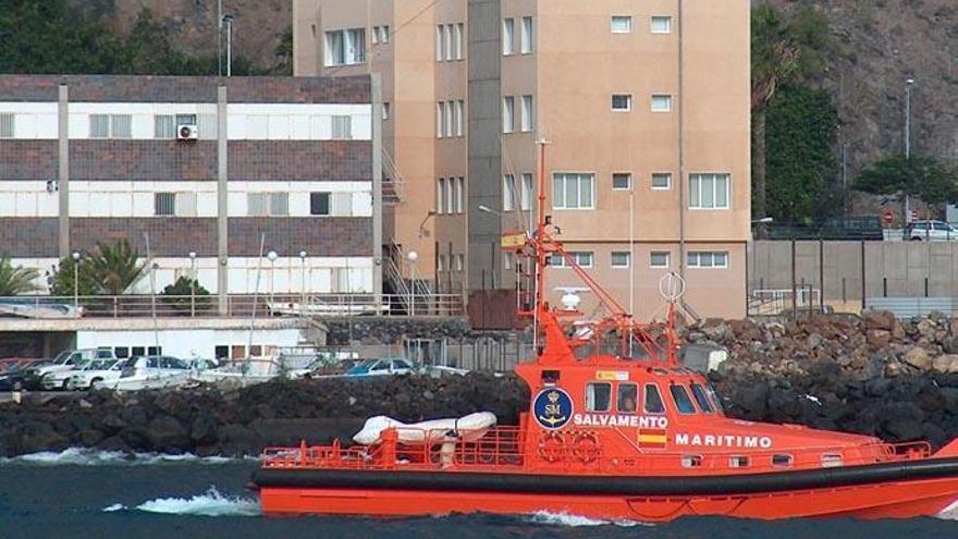 Una embarcación tipo &quot;salvamar&quot; en labores de búsqueda de un desaparecido.