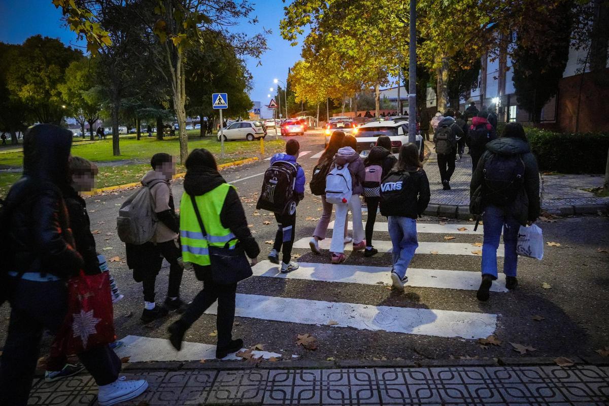Alumnos del IES San Roque de Badajoz, caminan desde la parada de autobús hasta el centro educativo.