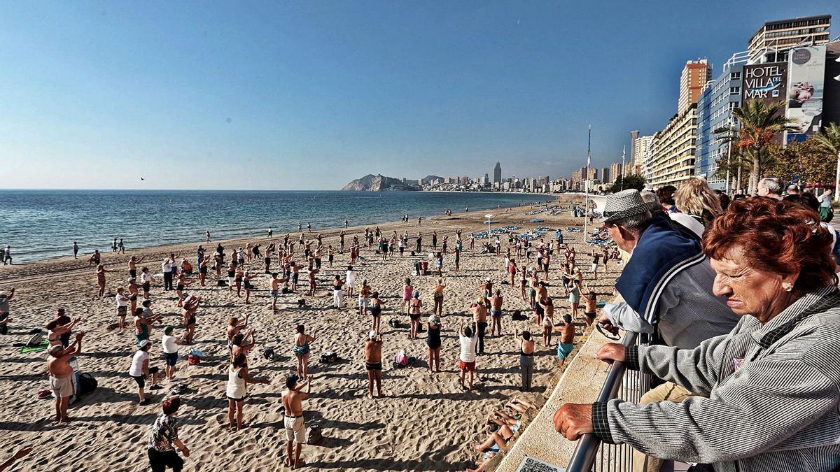 Turistas del Imserso haciendo gimnasia en Benidorm en una imagen que el Gobierno quiere que se repita el próximo otoño.