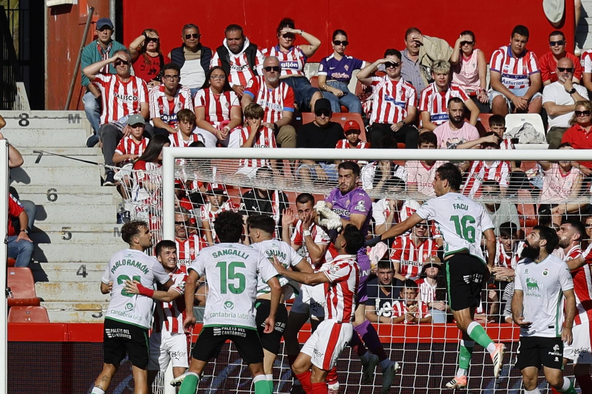EN IMÁGENES: El partido del Sporting- Racing de Santander en El Molinón