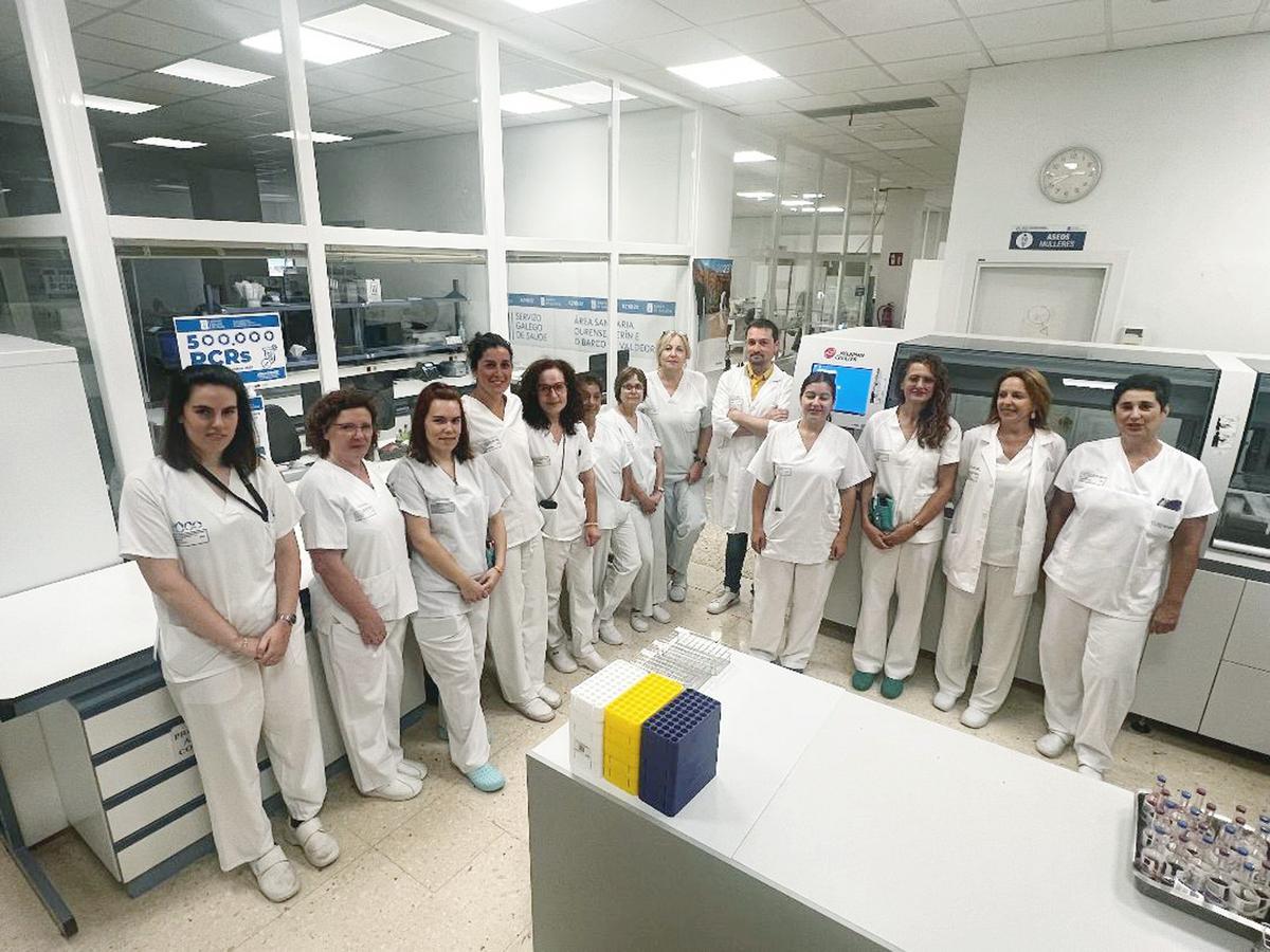 Personal del servicio de Microbiología del hospital de Ourense.