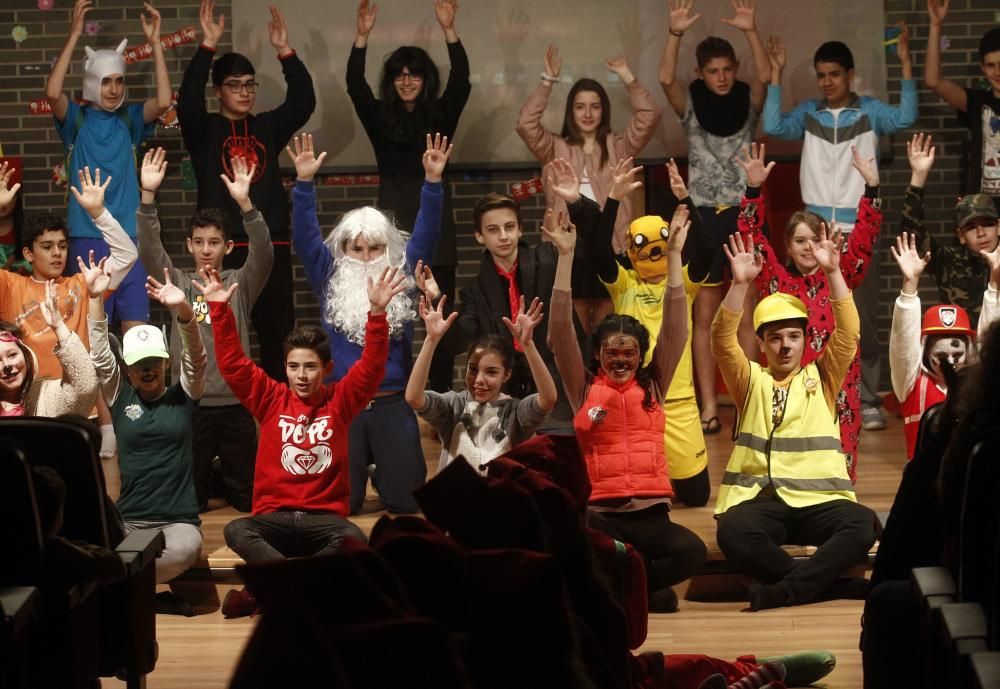 Actuación navideña de los alumnos del Instituto de La Corredoria para los niños de infantil
