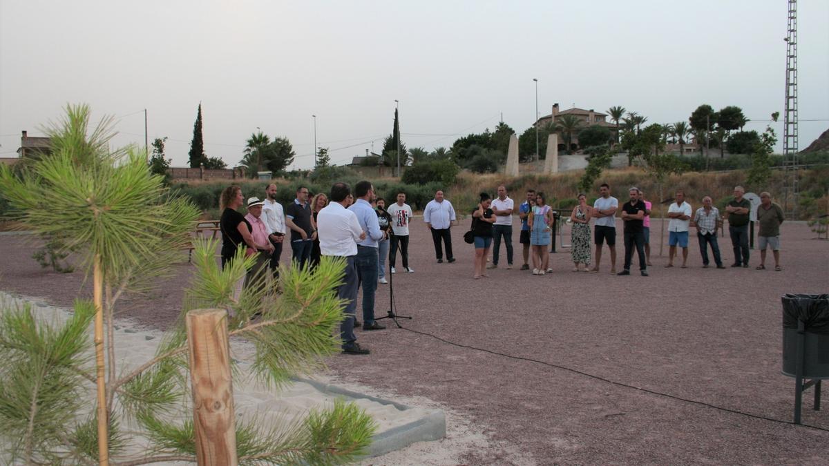 El alcalde, Diego José Mateos, se dirige a los vecinos de La Campana, anoche, durante la inauguración del nuevo parque.