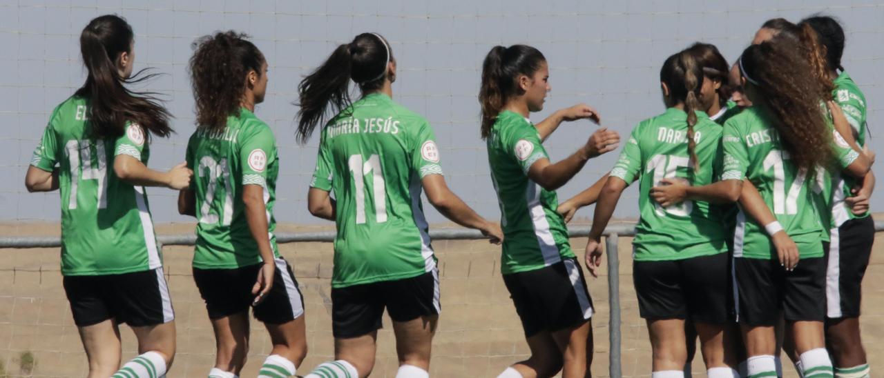 Las jugadoras del Cacereño Femenino celebran un gol durante un partido de la temporada pasada.