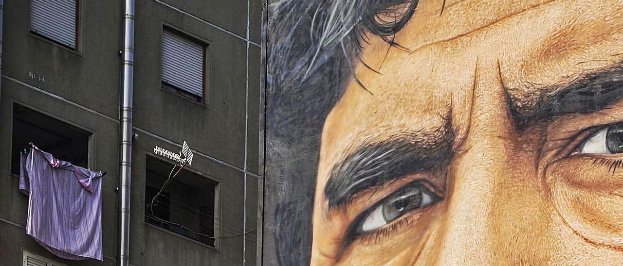 Mural en honor a Maradona del artista Jorit en San Giovanni a Teduccio, en la periferia de Nápoles. |  EFE/EPA/CESARE ABBATE