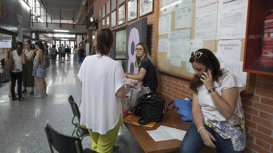 Opositoras a maestra esperando a ser llamadas para el primer examen.