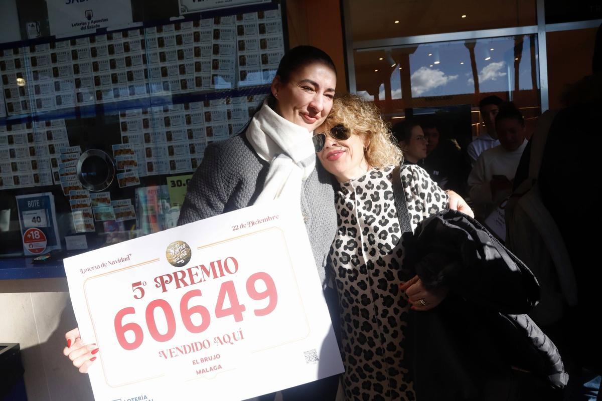 El premiado 60649 ya cuelga en el mostrador de la administración de lotería El Brujo de Plaza Mayor. Esta mañana ha llovido champán en su puerta por los 2,7 millones de euros repartidos en 45 series de la Lotería de Navidad. Es decir, esto se traduce en 450 décimos que se premian con 6.000 euros cada uno.