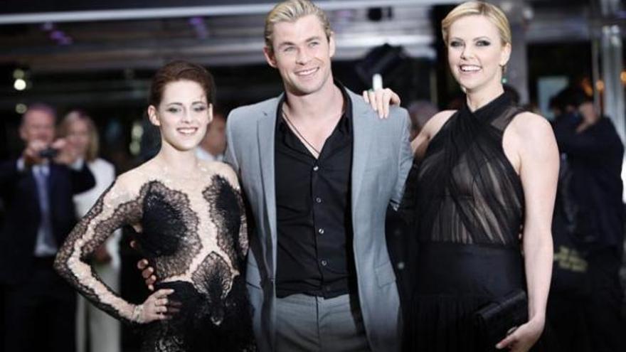 Kristen Stewart, Chris Hemsworth y Charlize Theron.