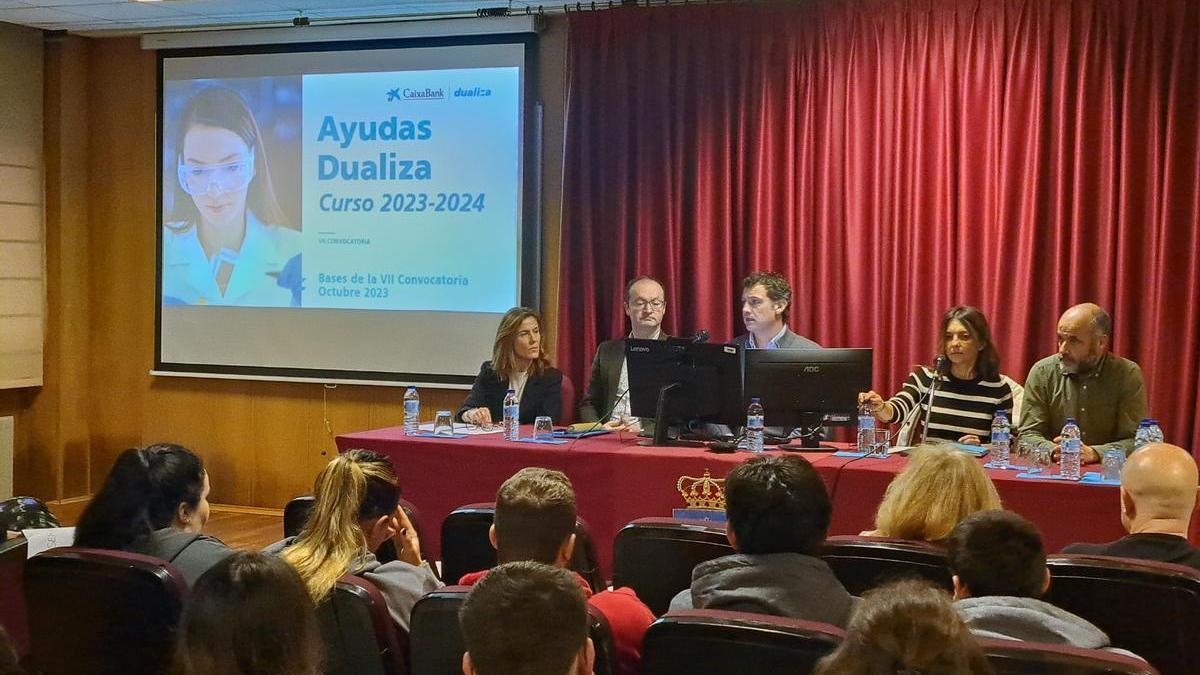 Javier Cueli, Director General de Planificación de Formación Profesional; Manuel Martín, director de IES Número 1; Cristina Rodríguez, coordinadora de CaixaBank Dualiza para el Principado de Asturias; Rafael González-Quirós, director del Centro Oceanográfico de Gijón