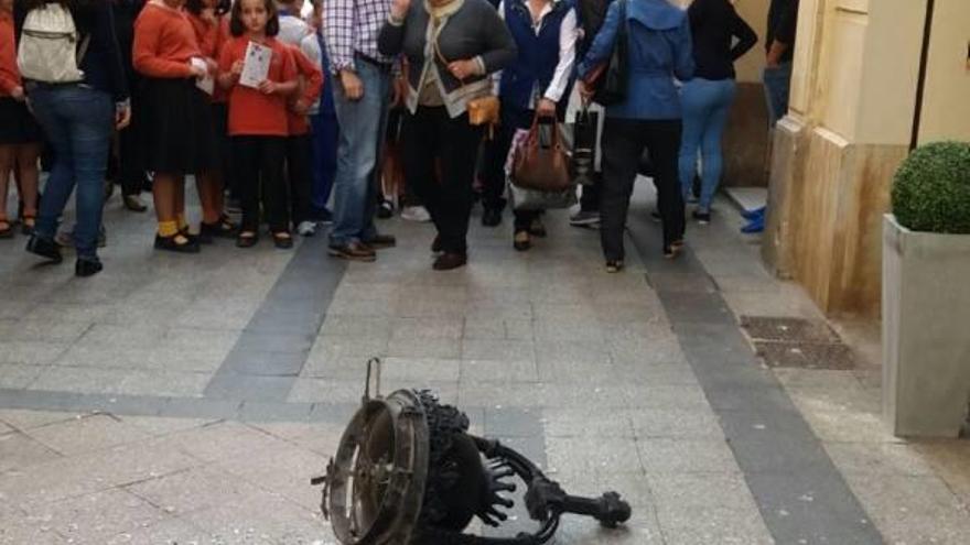 Una farola cae en la calle Mayor sin causar heridos