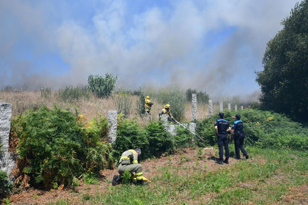 Despliegue contra un incendio cerca de casas en Lérez, Pontevedra