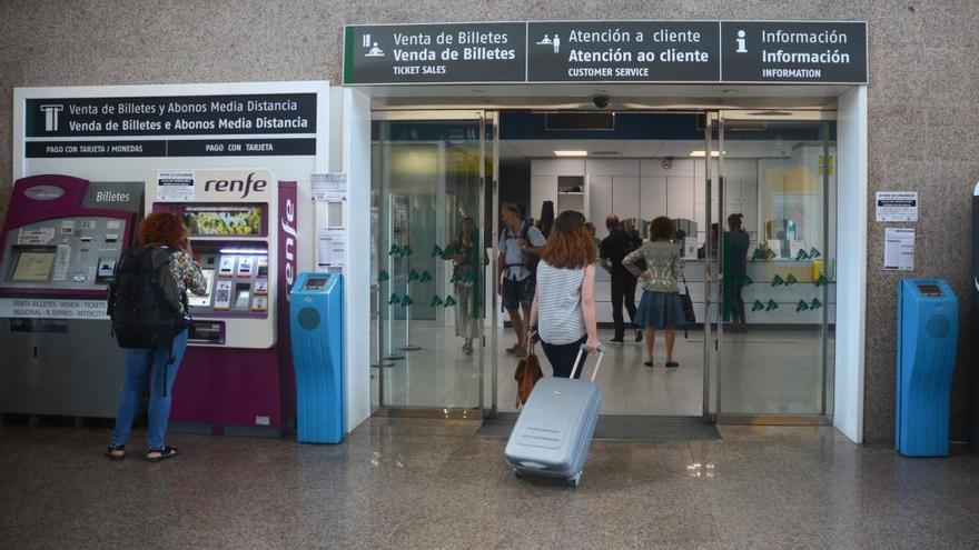 Viajeros en la estación de Pontevedra, durante una huelga anterior // Rafa Vázquez