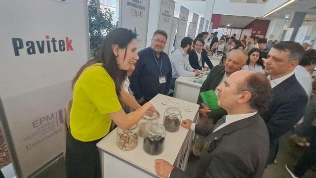Ignacio Villaverde, a la izquierda, cambiando impresiones con Ana Isabel Menéndez, de la empresa Pavitek | D. M.