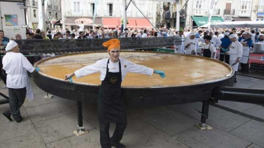 La tortilla más grande del Mundo se cocina en Vitoria