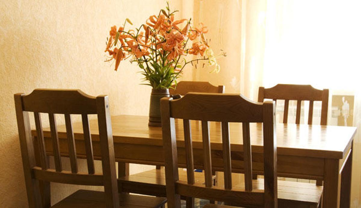 Mantén tus muebles de madera lejos de la luz solar.