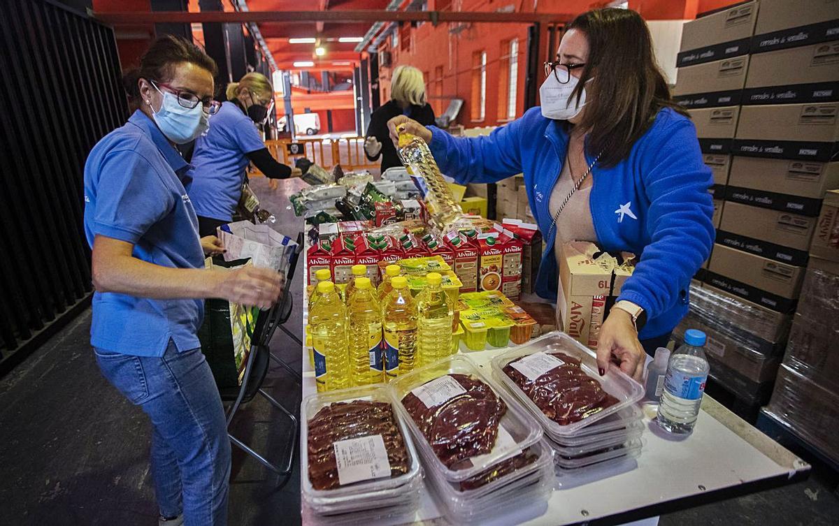 La cola en Mestalla para el reparto de alimentos tiene distintos perfiles. G.Caballero