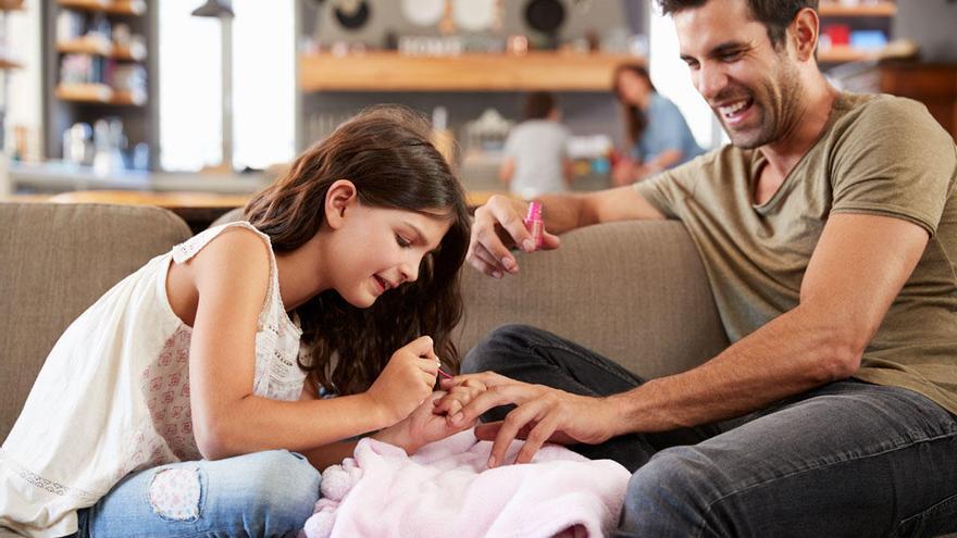 ¿Por qué nos molesta que un hombre se pinte las uñas?