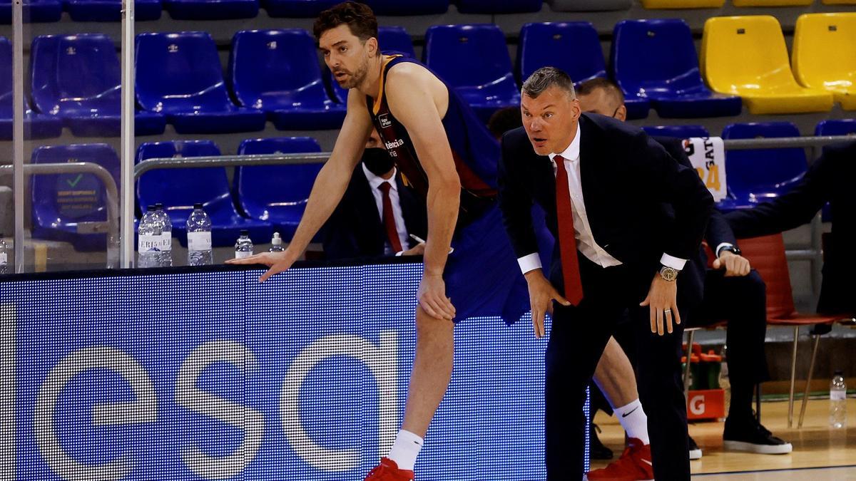 Saras sigue el partido ante el Joventut junto a Pau Gasol