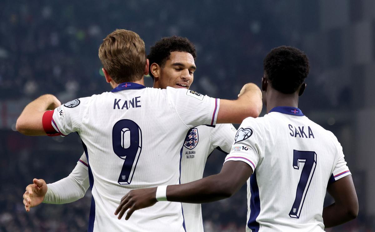 TIRANA (Albania), 16/11/2025.- Harry Kane of England celebrates with teammates after scoring his second goal during the FIFA World Cup 26 UEFA qualifier between Albania and England in Tirana, Albania, 16 November 2025. (Mundial de Fútbol) EFE/EPA/GEORGI LICOVSKI