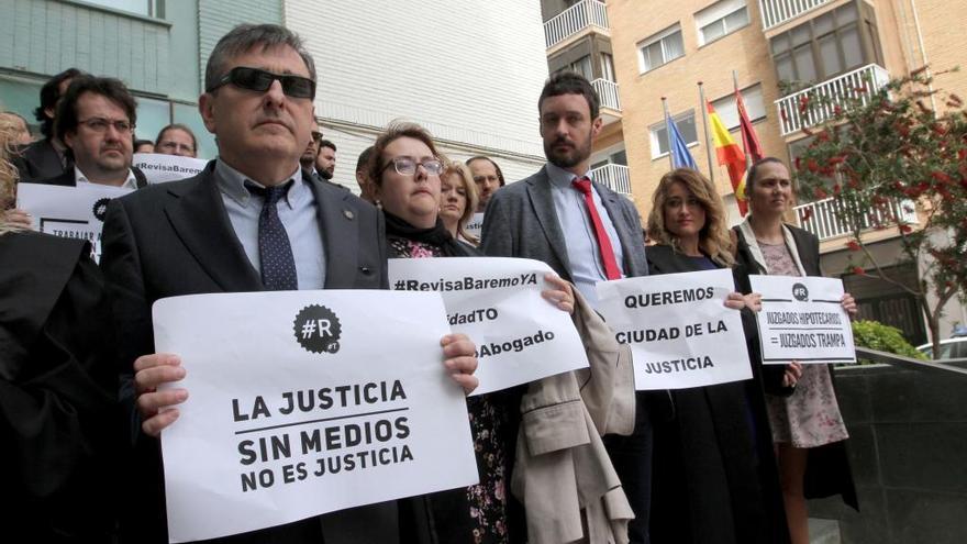 Protesta de los abogados del turno de oficio frente al Palacio de Justicia de Cartagena