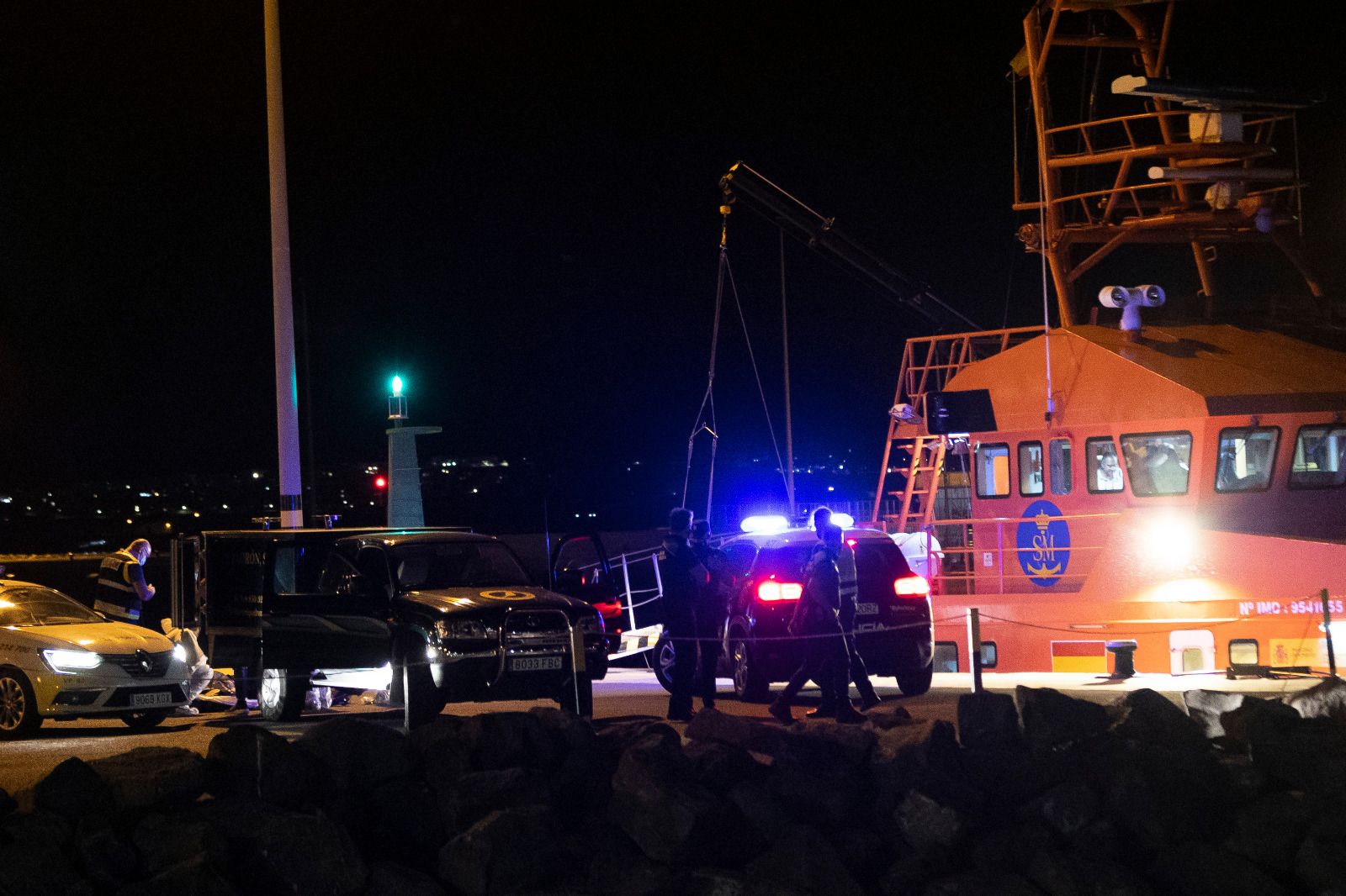 Rescatados tres cuerpos de la patera hundida en Lanzarote
