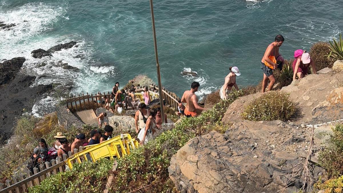 Así desaloja la unidad de drones de la Policía Local a los bañistas de Benijo, en Santa Cruz de Tenerife