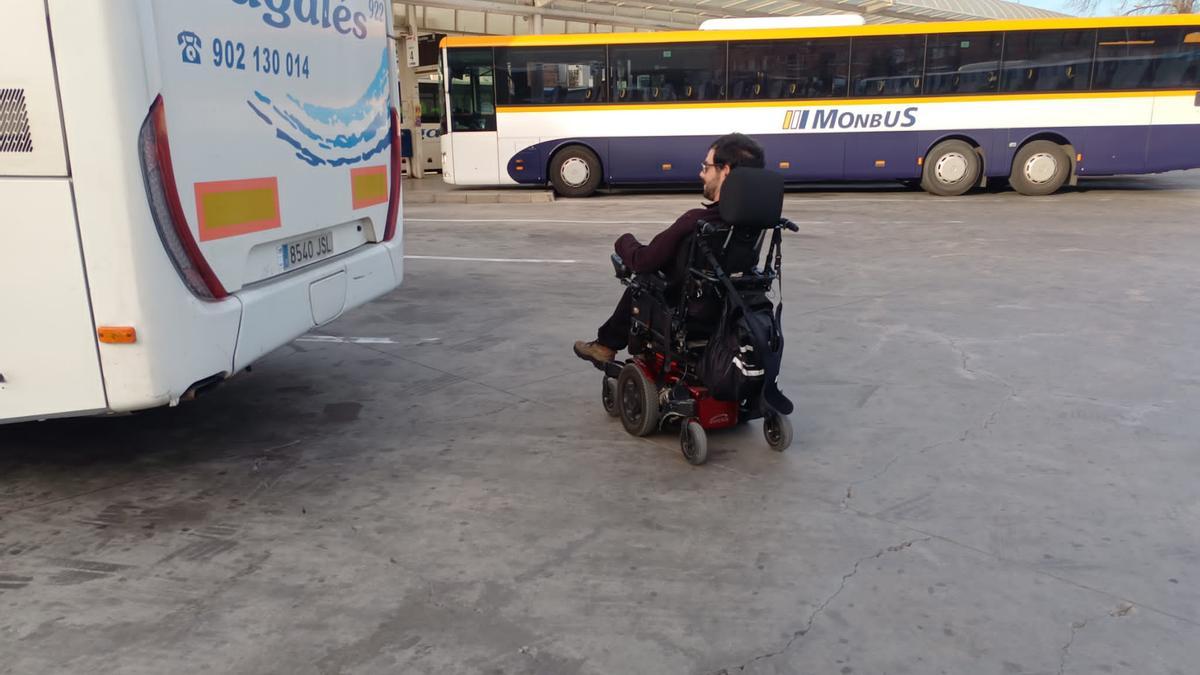 Josep Serres a la calçada de l'estació d'autobusos de Manresa