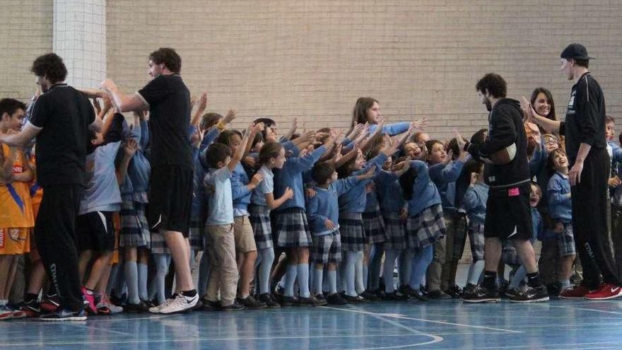 Los jugadores durante su visita al colegio San Fernando.