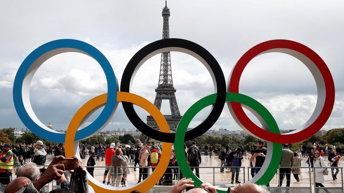 Anillos olímpicos frente a la torre Eiffel para anunciar los Juegos Olímpicos de 2024