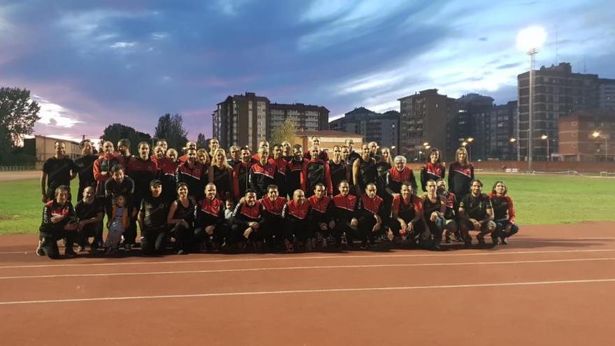 Foto de familia del equipo del C.A.R. Marisqueiro para esta temporada, en Balaídos. // FdV