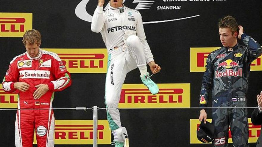 Rosberg celebra eufòric el triomf, amb Vettel i Kvyat capcots