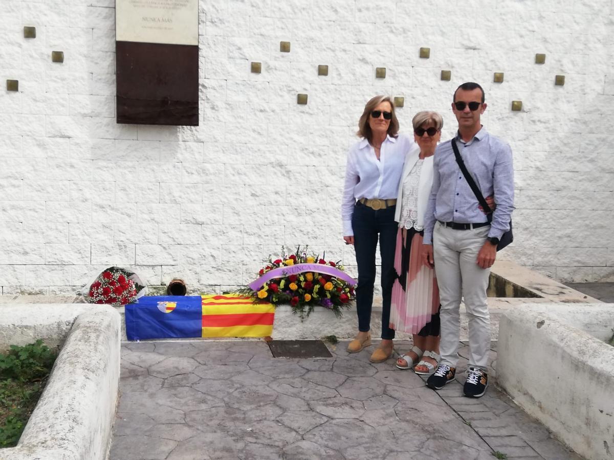 Los familiares de Antonio Navajas, ante los stolpersteine y placa de recuerdo existentes en Posadas.